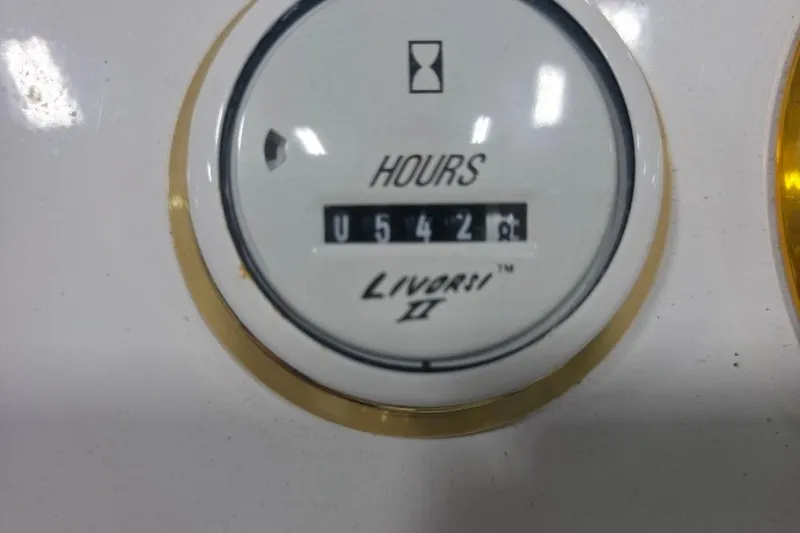 Slide: The Image of Hour meter reading 542.8 on a 2005 Envision 2900 Combo boat. - 17