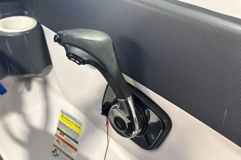 Slide: The Image of Throttle control lever on a 2016 Four Winns 190 Freedom boat. - 16