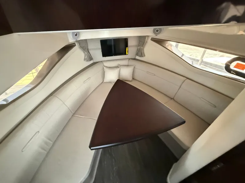 Slide: The Image of Sea Ray Sundancer 320 2020 - 17