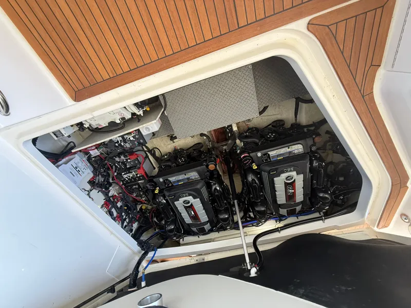 Slide: The Image of Sea Ray Sundancer 320 2020 - 25