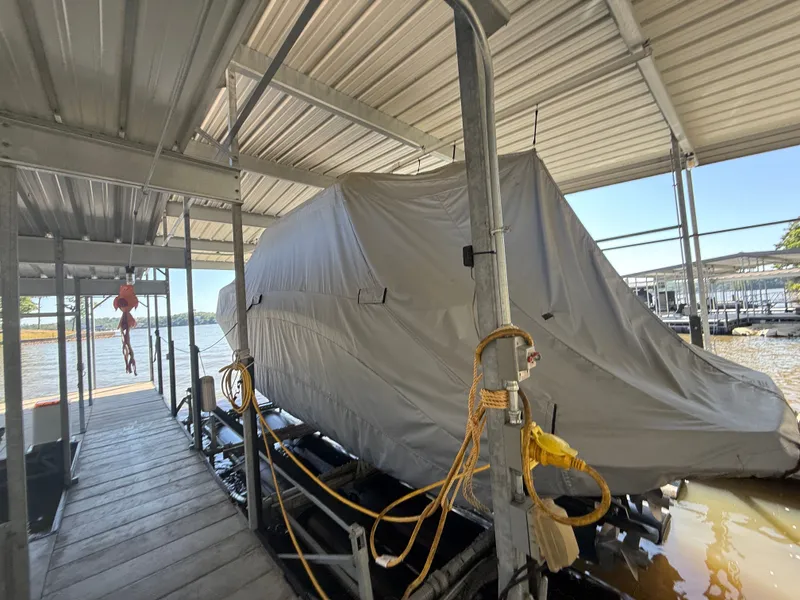 Slide: The Image of Sea Ray Sundancer 320 2020 - 28
