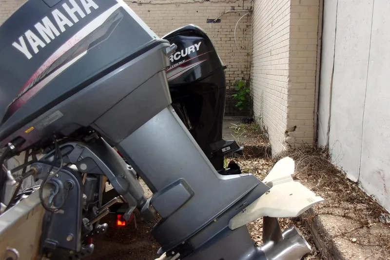 Slide: The Image of Outboard motors on a 2001 Xpress 1650VJF boat, featuring Yamaha and Mercury engines. - 8