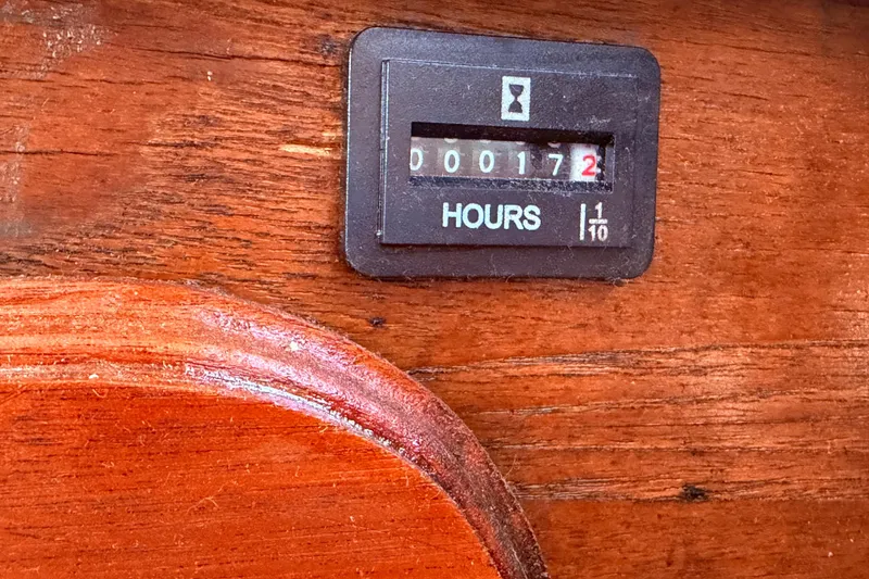 Slide: The Image of Hour meter on 1985 Lancer Yachts 40 Motorsailer, displaying 172 hours. - 34