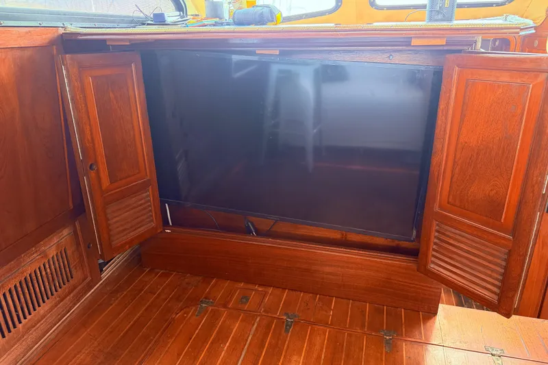 Slide: The Image of Insignia TV under the bar seating - 41