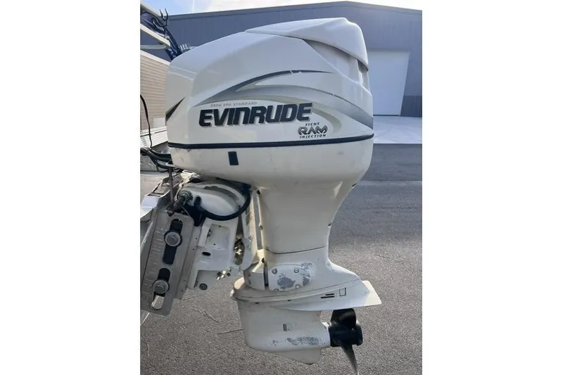 Slide: The Image of Evinrude outboard motor on 1995 Playbuoy 20 Grand Tahoe Fisher boat. - 16