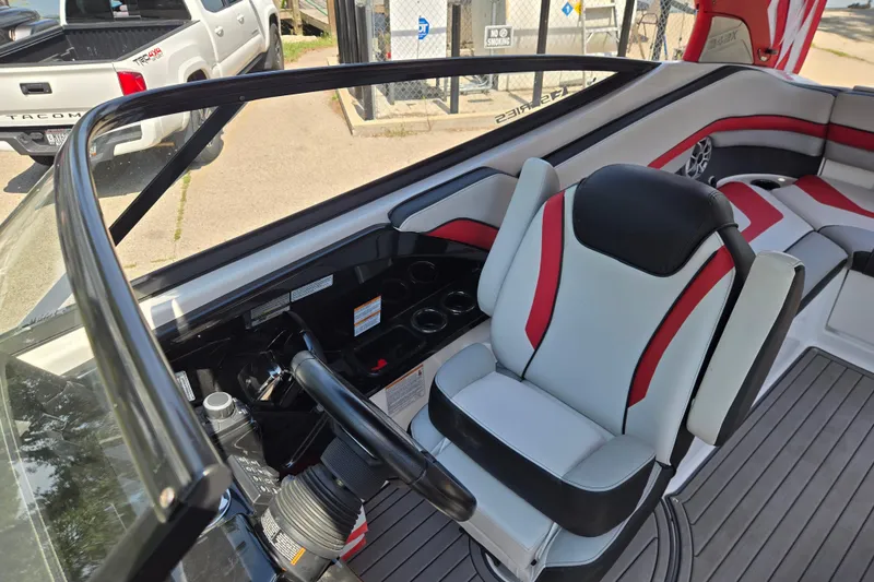 Slide: The Image of 2018 Yamaha Boats 242X interior with sleek steering and comfortable seating. - 20