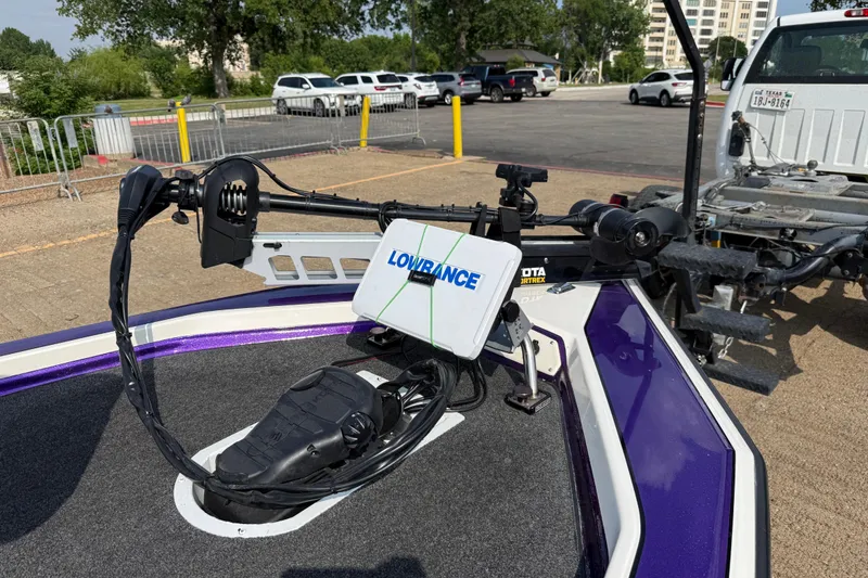 Slide: The Image of 2002 Bullet 21XDC boat with Lowrance electronics and Minn Kota trolling motor. - 44