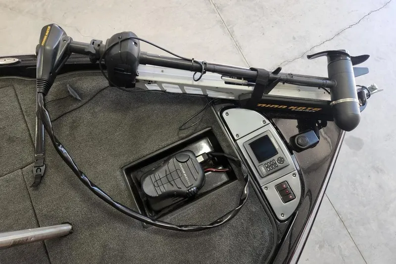Slide: The Image of 2013 Ranger Z518 Comanche boat with Minn Kota trolling motor and control panel. - 6