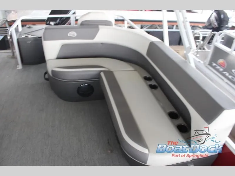 Slide: The Image of Bass Buggy 18 DLX 2026 - 15