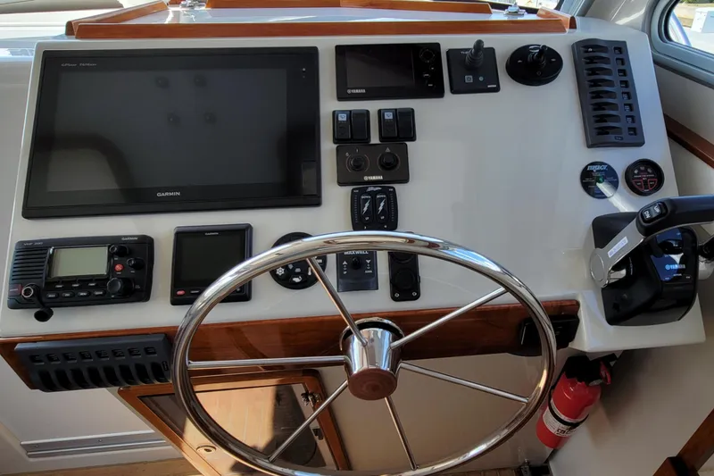Slide: The Image of Eastport 32 OBX 2015 helm with navigation system. - 8