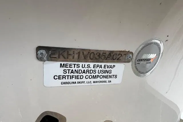 Slide: The Image of 2020 Carolina Skiff 25 LS compliance label, meeting U.S. EPA standards with certified components. - 20