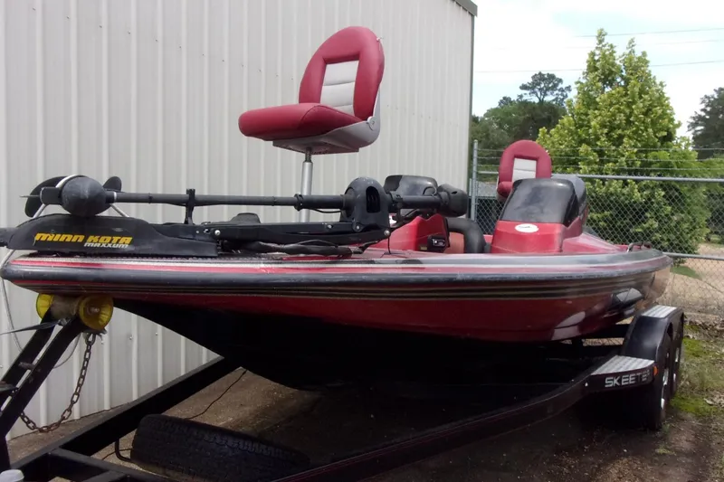 The Image of 1996 Skeeter ZX200 boat with Minn Kota trolling motor on trailer. - 0