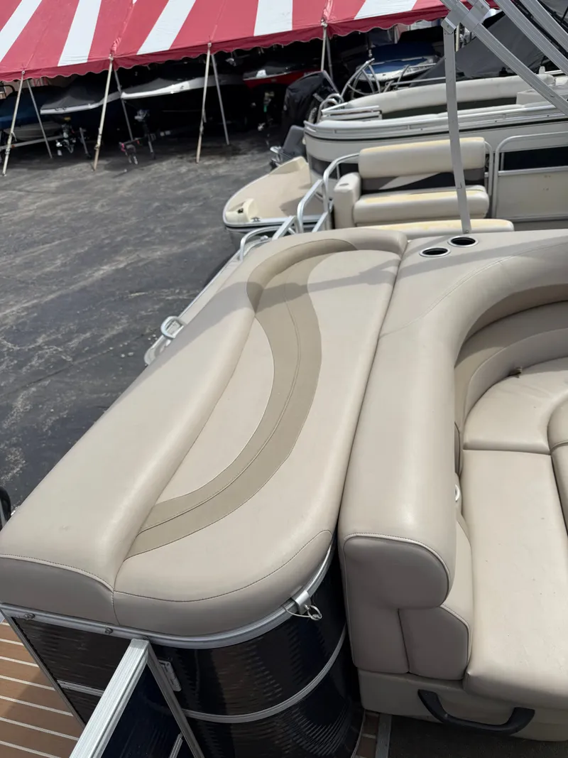 Slide: The Image of 2016 Starcraft Stardeck 206 Cruise boat with beige seating. - 7