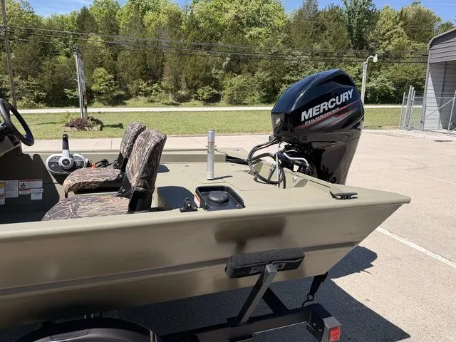 Slide: The Image of 2018 Tracker Grizzly 1754 SC boat with Mercury engine outdoors. - 10