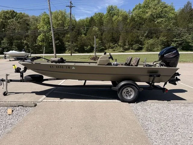 Slide: The Image of 2018 Tracker Grizzly 1754 SC boat parked on trailer outdoors. - 12