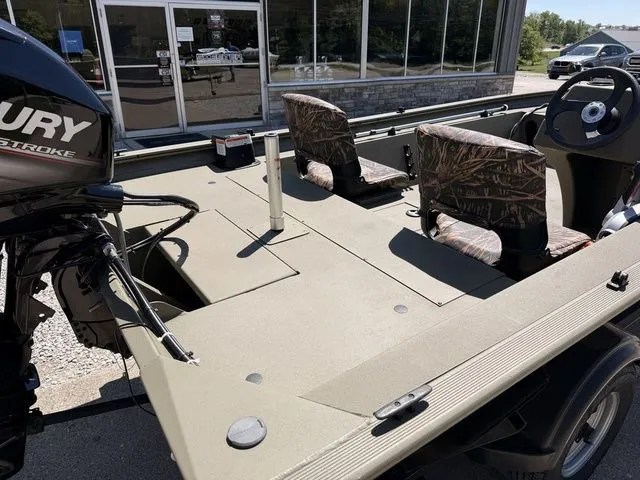 Slide: The Image of 2018 Tracker Grizzly 1754 SC boat with Mercury engine, two seats. - 3