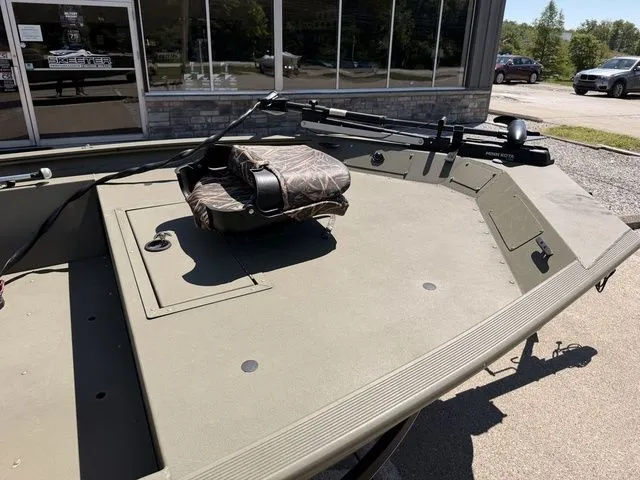 Slide: The Image of 2018 Tracker Grizzly 1754 SC boat with seat and motor. - 7