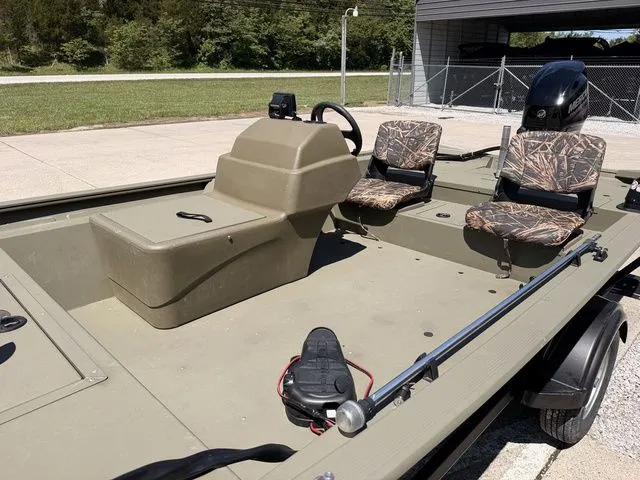 Slide: The Image of 2018 Tracker Grizzly 1754 SC boat with camo seats and steering console. - 9