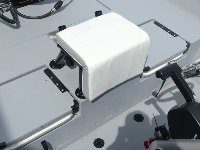 Slide: The Image of G3 Bay 20 boat seat, white, model 2026. - 30