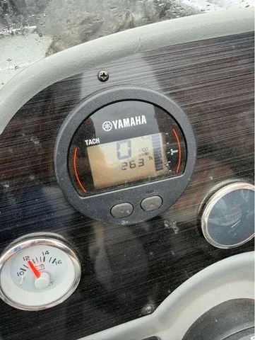 Slide: The Image of Yamaha tachometer on Starweld 18 Pro boat, year 2016. - 11