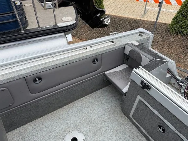Slide: The Image of Interior of a 2016 Starweld 18 Pro boat. - 9