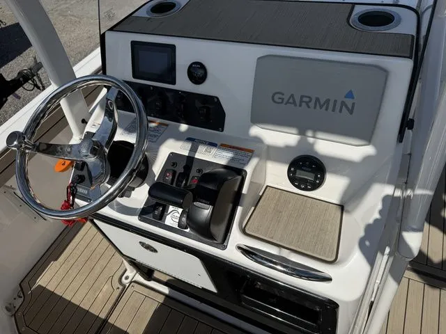 Slide: The Image of Yamaha Boats 195S 2021 helm with Garmin system. - 13