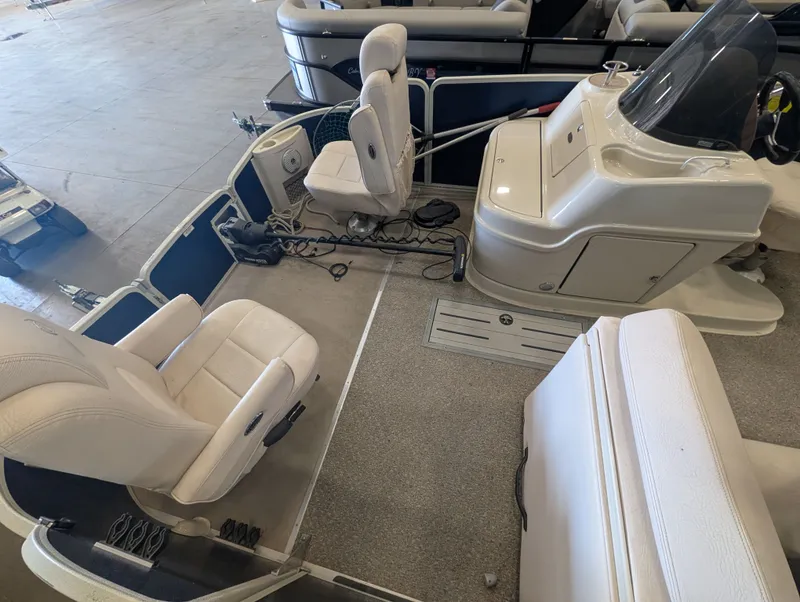 Slide: The Image of Interior of a 2013 Premier 221 CASTAWAY RE pontoon boat. - 10