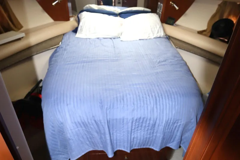 Slide: The Image of Interior cabin of 2005 Meridian 459 Motoryacht with blue bedding. - 43