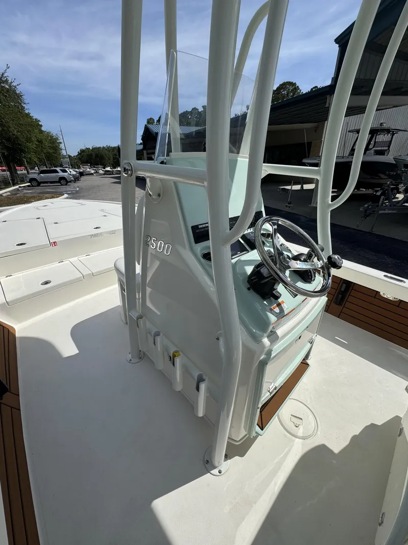 Slide: The Image of Pathfinder 2500 Hybrid 2026 helm station on boat. - 41