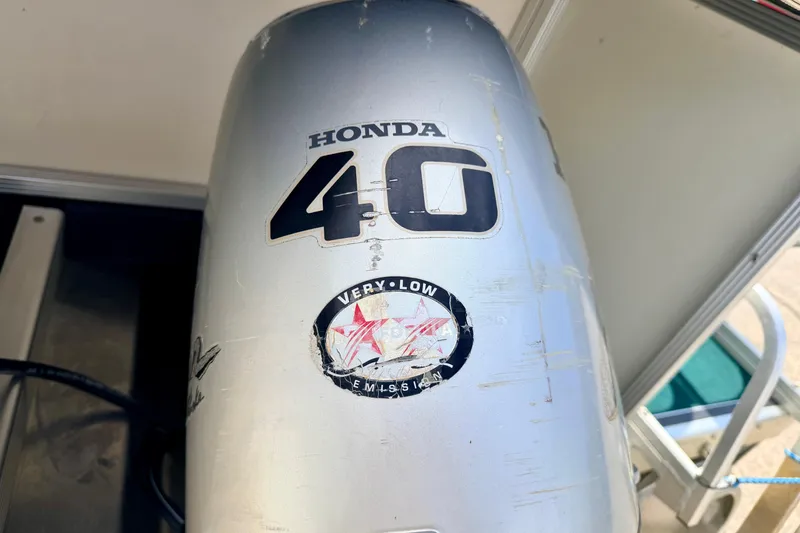 Slide: The Image of Honda 40 outboard motor on a 2001 Bennington 2050 LX boat, featuring low emissions. - 19