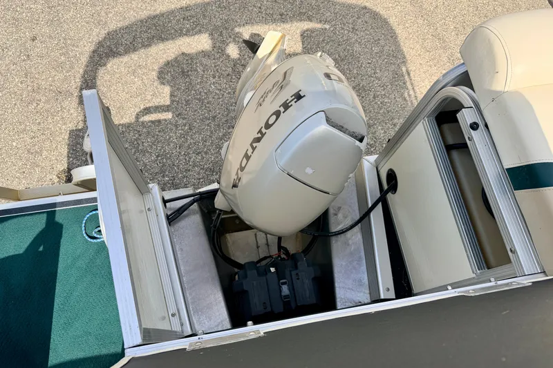 Slide: The Image of 2001 Bennington 2050 LX boat with Honda outboard motor, viewed from above. - 25