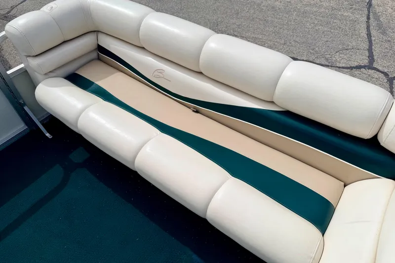 Slide: The Image of Cream and green seating on a 2001 Bennington 2050 LX boat. - 47