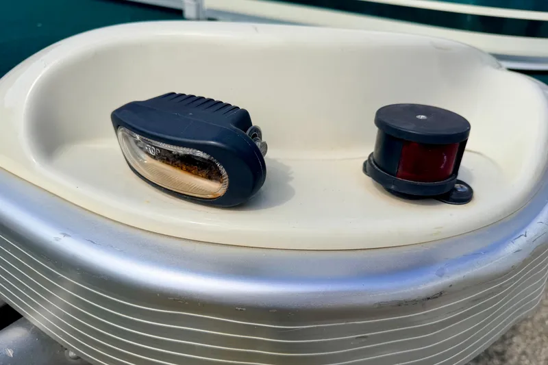 Slide: The Image of Navigation lights on a 2001 Bennington 2050 LX boat, featuring a sleek design. - 68