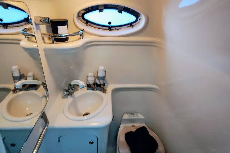 Slide: The Image of Interior of 2001 Sea Ray Sundancer 260 yacht bathroom. - 41