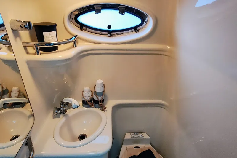 Slide: The Image of Interior of 2001 Sea Ray Sundancer 260 yacht bathroom. - 42