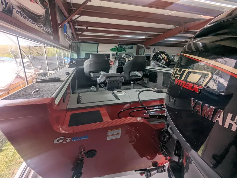 Slide: The Image of G3 AV1850SF boat with Yamaha Vmax engine, interior view, 2026 model. - 4