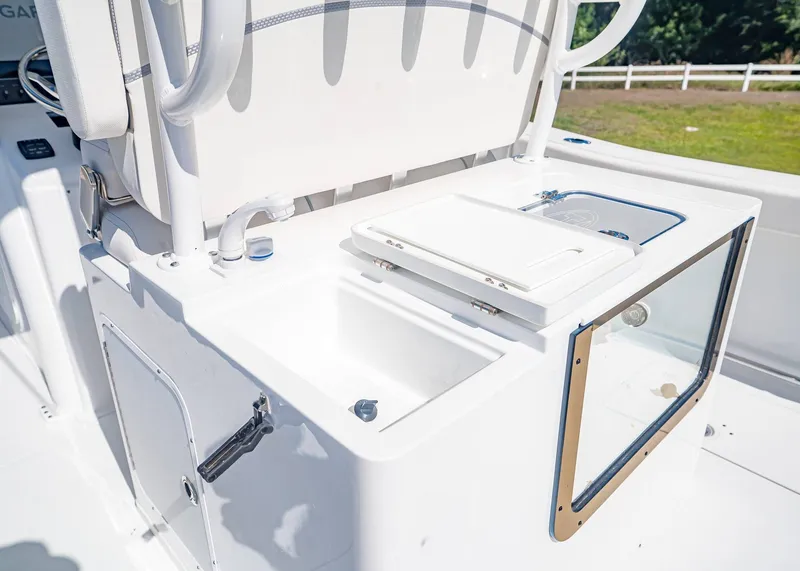 Slide: The Image of Sea Hunt Gamefish 30, modern cockpit design, 2026 model. - 18