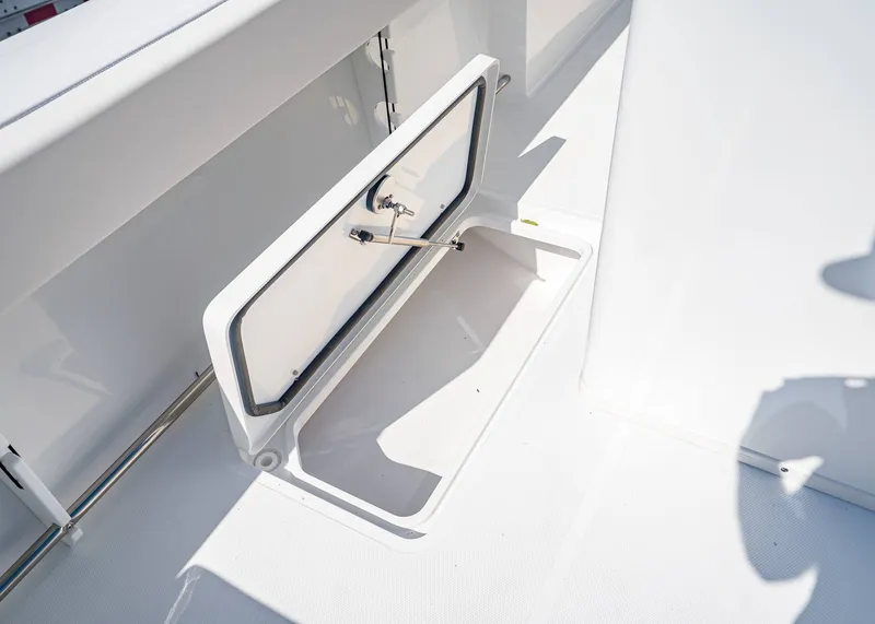 Slide: The Image of Sea Hunt Gamefish 30, open storage box, 2026 model. - 20