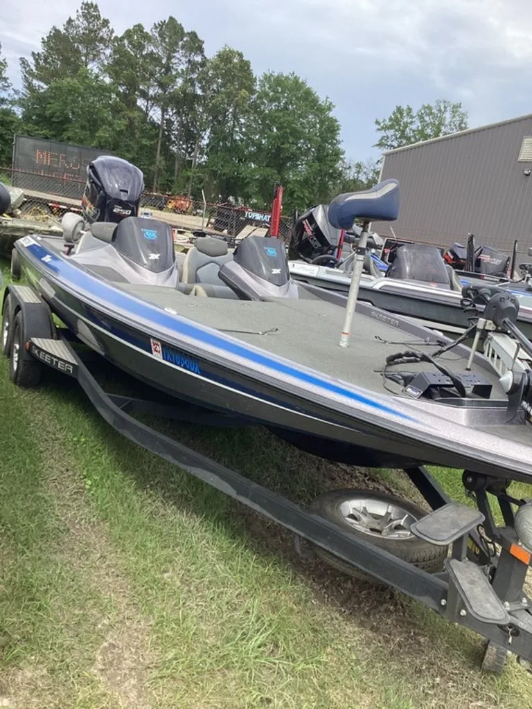The Image of 2017 Skeeter ZX250 boat on trailer, parked outdoors. - 1