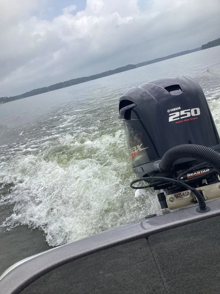 Slide: The Image of Skeeter ZX250 boat with Yamaha 250 engine on a lake, 2017 model. - 23