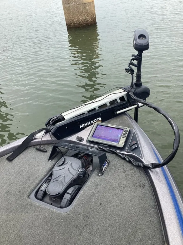 Slide: The Image of Skeeter ZX250 2017 with Minn Kota trolling motor and fish finder. - 26