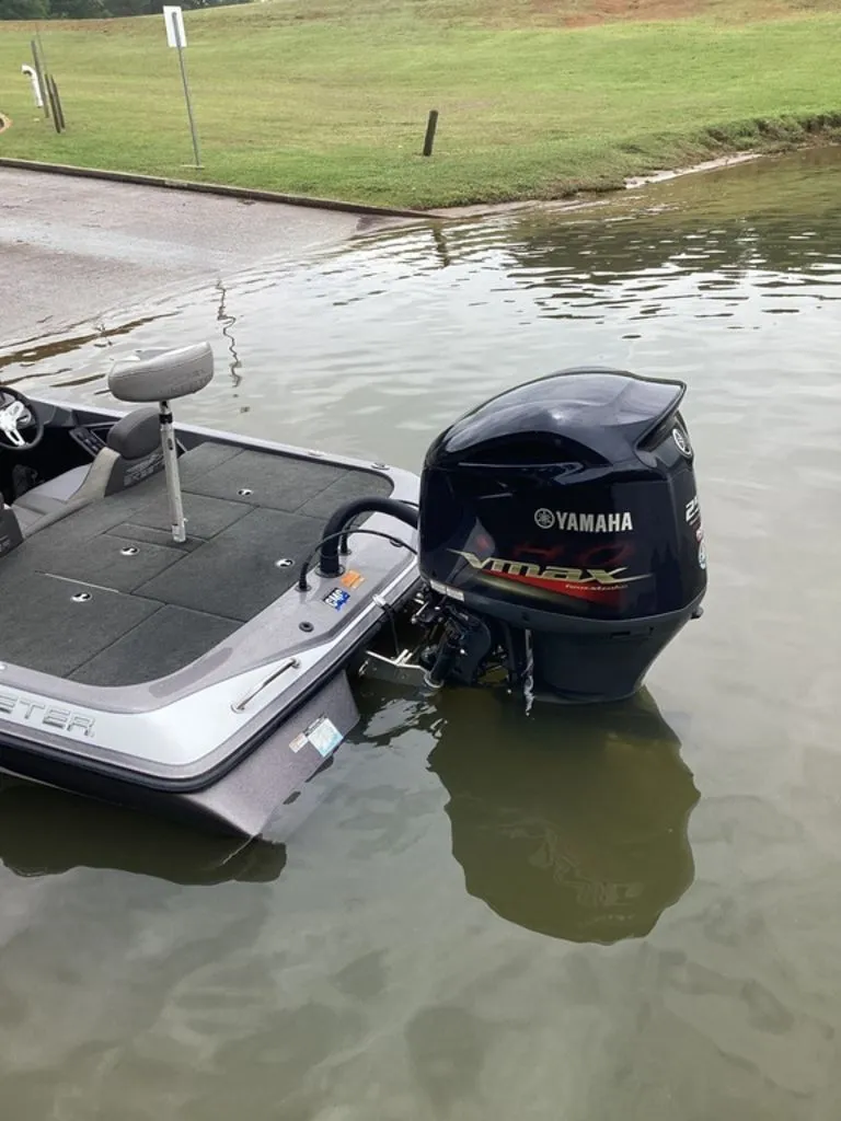Slide: The Image of 2017 Skeeter ZX250 boat with Yamaha VMAX engine in water. - 33