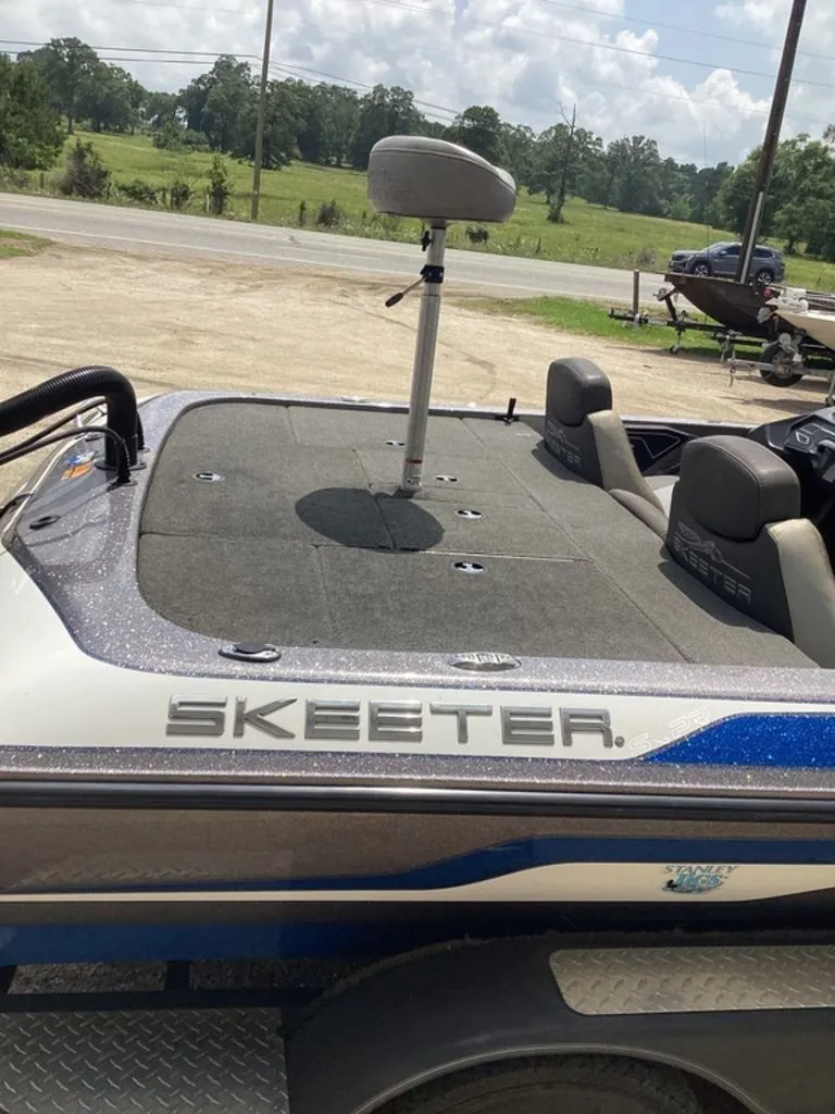 Slide: The Image of 2017 Skeeter ZX250 boat with seat on trailer. - 41