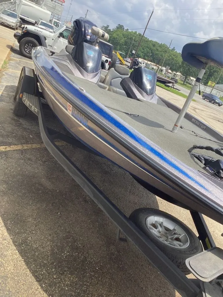 Slide: The Image of 2017 Skeeter ZX250 boat on trailer, side view. - 44