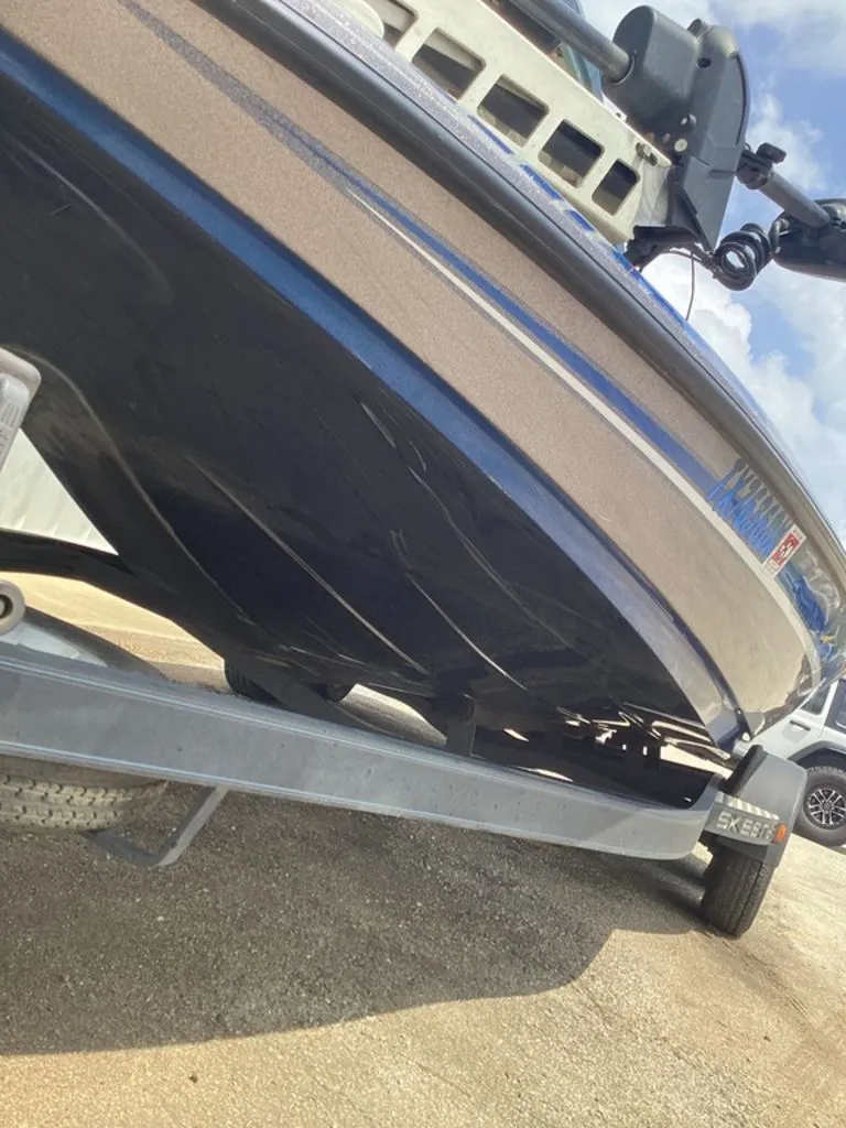 Slide: The Image of 2017 Skeeter ZX250 boat on trailer, side view. - 47
