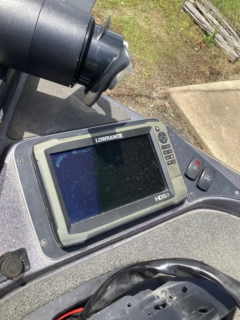 Slide: The Image of Lowrance HDS9 on Skeeter ZX250 boat, 2017 model. - 49