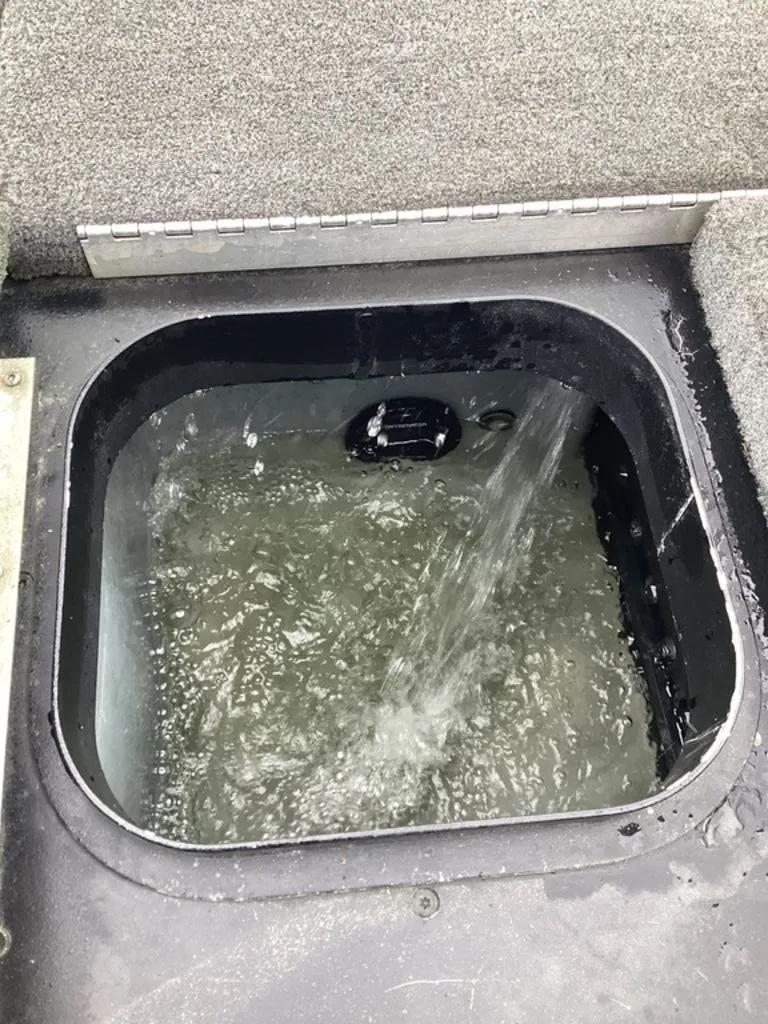 Slide: The Image of Skeeter ZX250 2017 livewell filling with water - 5