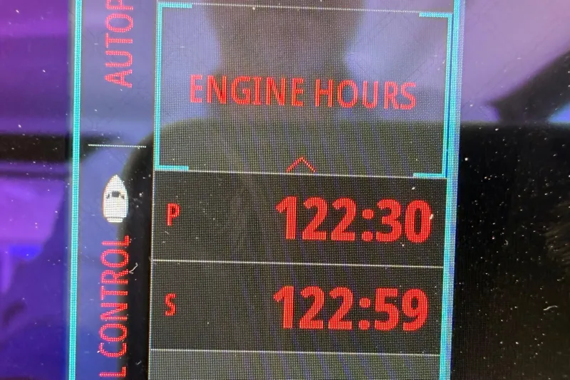 Slide: The Image of Display showing engine hours on 2020 Cruisers Yachts 390 Express Coupe. - 40