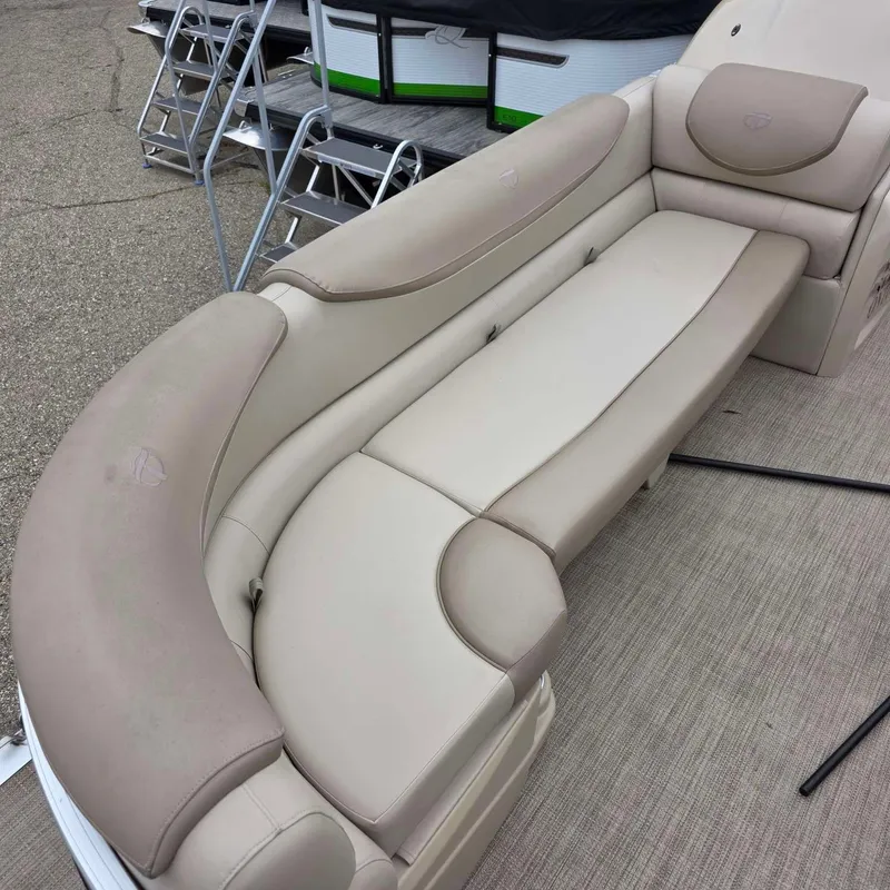 Slide: The Image of 2017 Tahoe CASCADE boat seat in beige leather. - 4