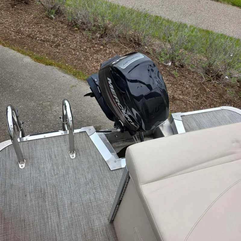 Slide: The Image of 2017 Tahoe CASCADE boat with Mercury outboard motor. - 9